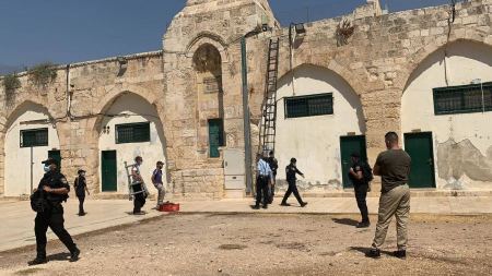 شرطة الاحتلال تقوم بتركيب مكبرات صوت على الجدار الشمالي للمسجد الاقصى